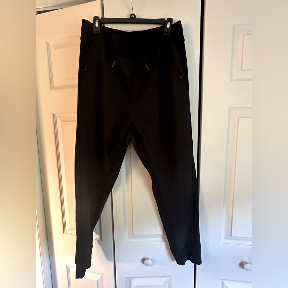Avalanche Outdoor Supply Company black joggers with front zip pockets size XL